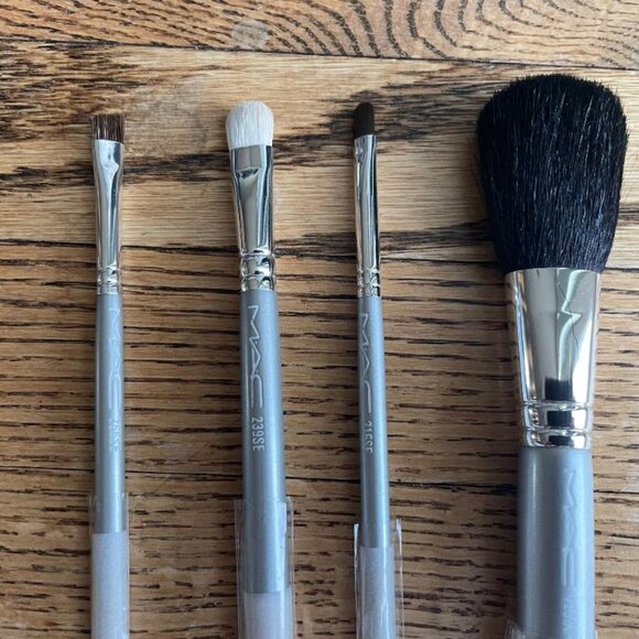 MAC 4 PIECE SILVER BRUSH SET TRAVEL SIZE - Picture 1 of 1